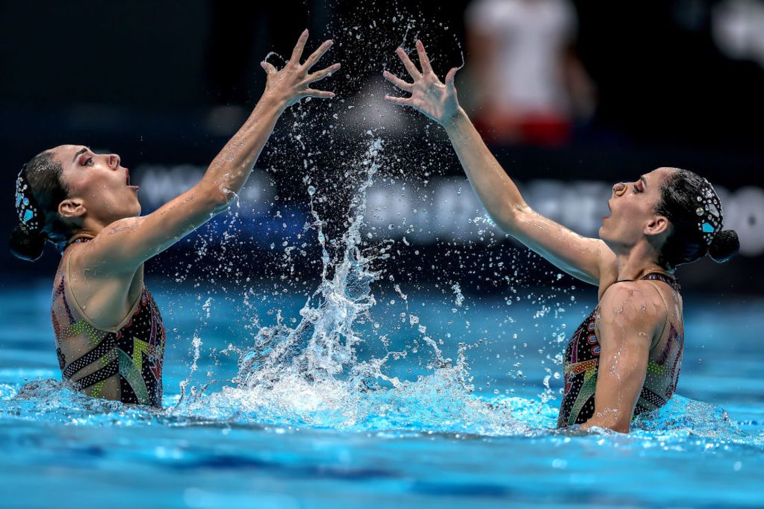 Nuria García Diosdado y Joana Jiménez García compiten en la Final de Dueto Libre Femenino en la Superfinal de la Copa del Mundo de Natación Artística Budapest 2024, día 2, el 6 de julio de 2024 en Budapest, Hungría.