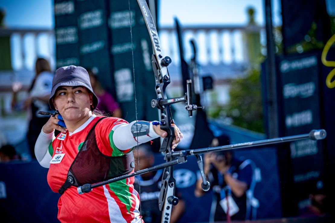 En esta imagen proporcionada por la Federación Mundial de Tiro con Arco, la mexicana Alejandra Valencia durante la final de recurvo femenino de la Copa Mundial de Tiro con Arco Hyundai 2023, el 10 de septiembre de 2023, en Hermosillo, México.