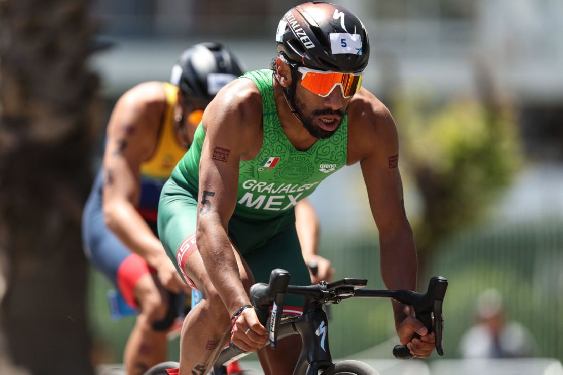 El mexicano Crisanto Grajales compite en el triatlón masculino en Playa El Sol, en el día 13 de los Juegos Panamericanos Santiago 2023, el 2 de noviembre de 2023 en Viña del Mar, Chile.