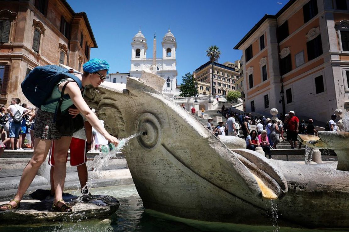 Muchas ciudades europeas tienen fuentes de agua gratuitas en las que se puede rellenar una botella, como la Fontana della Barcaccia, en la Piazzia di Spagna, en el centro de Roma. Crédito: Alberto Pizzoli/AFP/Getty Images