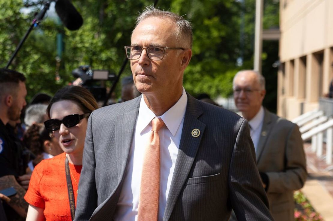 El representante Jared Huffman sale de una reunión del grupo demócrata de la Cámara de Representantes en la sede del Comité Nacional Demócrata en el Capitolio el 9 de julio de 2024. Crédito: Francis Chung/POLITICO/AP