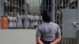 Un funcionario de prisiones vigila una celda con pandilleros dentro en el CECOT (Centro de Reclusión Antiterrorista) el 12 de octubre de 2023 en Tecoluca, El Salvador. Crédito: Alex Peña/Getty Images