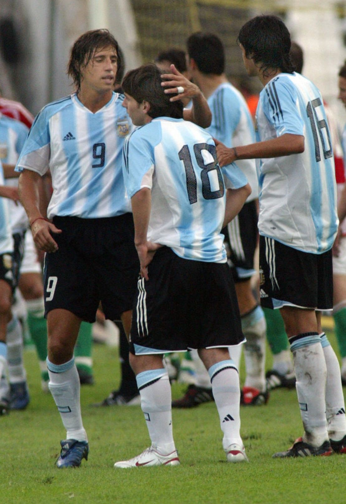 En su primer partido con la selección nacional, el argentino Lionel Messi es consolado por sus compañeros Hernán Crespo y Luis González al recibir una tarjeta roja al minuto después de su cambio el 17 de agosto de 2005. Crédito: ATTILA KISBENEDEK/AFP vía Getty Images