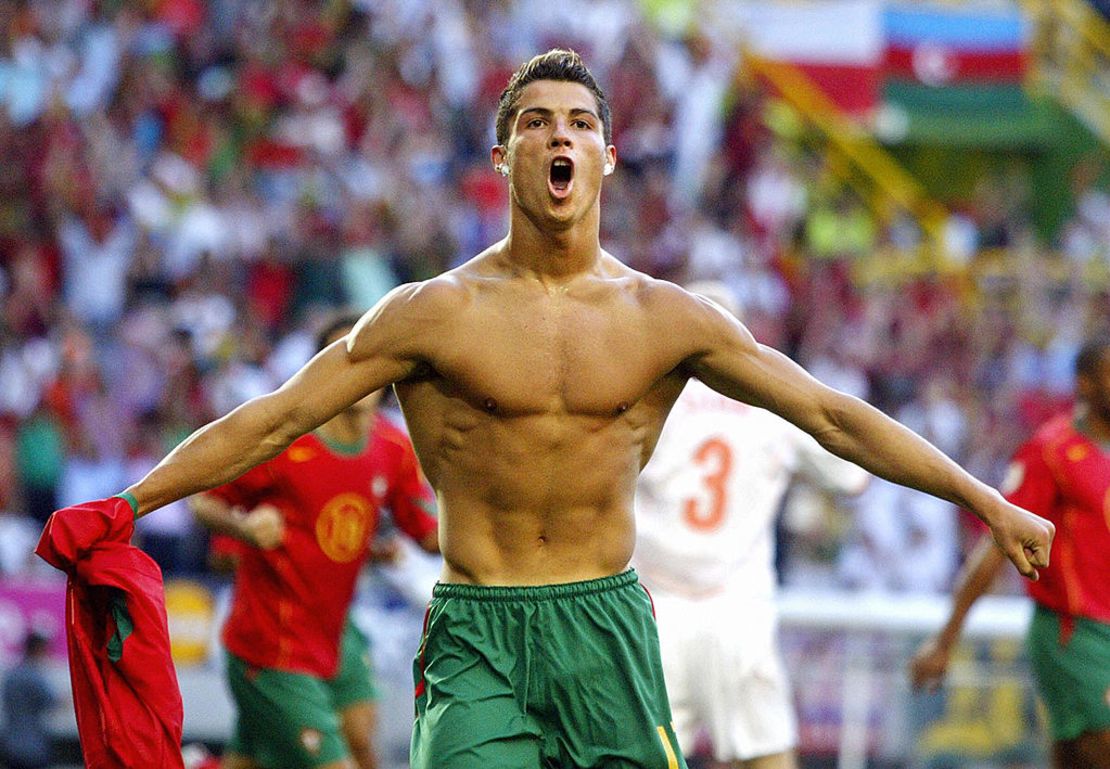 El delantero portugués Cristiano Ronaldo celebra tras marcar el primer gol, el 30 de junio de 2004, en el estadio Alvalade de Lisboa, durante el partido de semifinales de la Eurocopa 2004 entre Portugal y Países Bajos en la Eurocopa. Crédito: FRANCOIS GUILLOT/AFP vía Getty Images