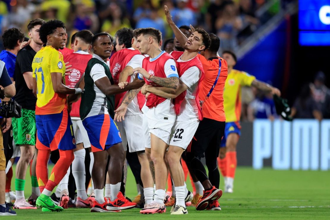 Jugadores de Uruguay pelean con los jugadores de Colombia durante el partido semifinal de la CONMEBOL Copa América 2024 entre Uruguay y Colombia en el estadio Bank of America el 10 de julio de 2024 en Charlotte, Carolina del Norte.