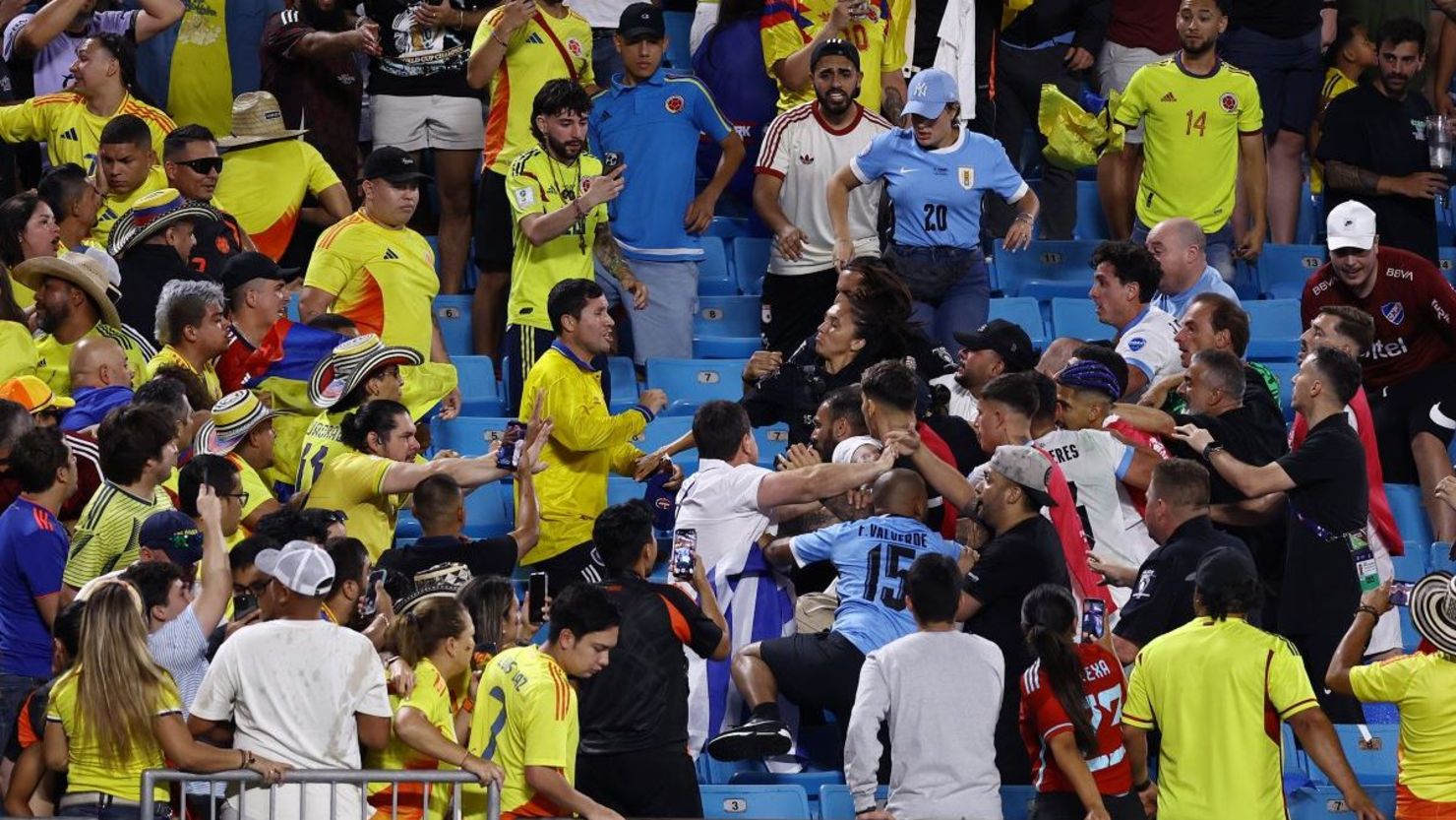 Los aficionados de Colombia pelean con los aficionados de Uruguay durante el partido semifinal de la CONMEBOL Copa América 2024 entre Uruguay y Colombia en el estadio Bank of America el 10 de julio de 2024 en Charlotte, Carolina del Norte.