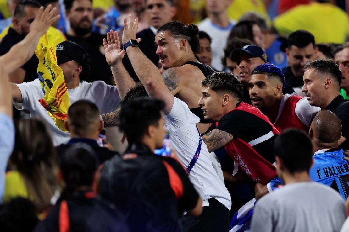 Darwin Núñez de Uruguay se acerca a la tribuna de Colombia al final del partido.