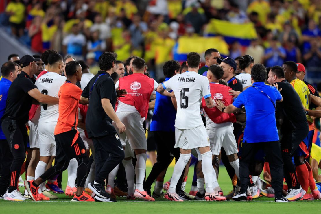 Jugadores de Uruguay pelean con jugadores de Colombia durante el partido de semifinales de la Copa América 2024 entre Uruguay y Colombia en el Bank of America Stadium el 10 de julio de 2024 en Charlotte, Carolina del Norte.