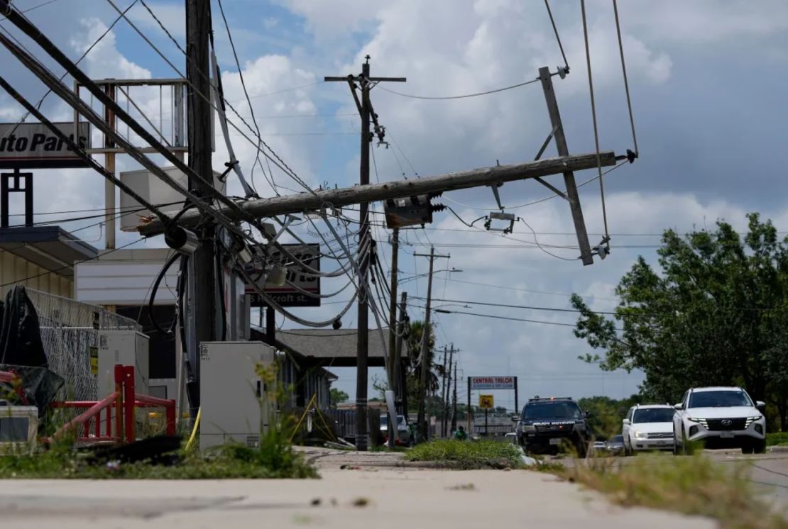 El tráfico es desviado alrededor de una línea eléctrica caída en Houston, Texas, el martes.