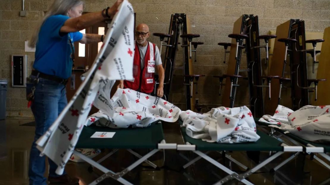 Los trabajadores de la Cruz Roja Americana preparan catres en Houston, Texas, el miércoles.