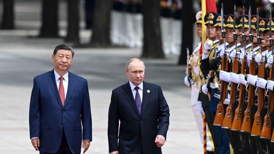 El líder chino Xi Jinping recibe al presidente de Rusia, Vladimir Putin, para una visita de estado a China el 16 de mayo de 2024.