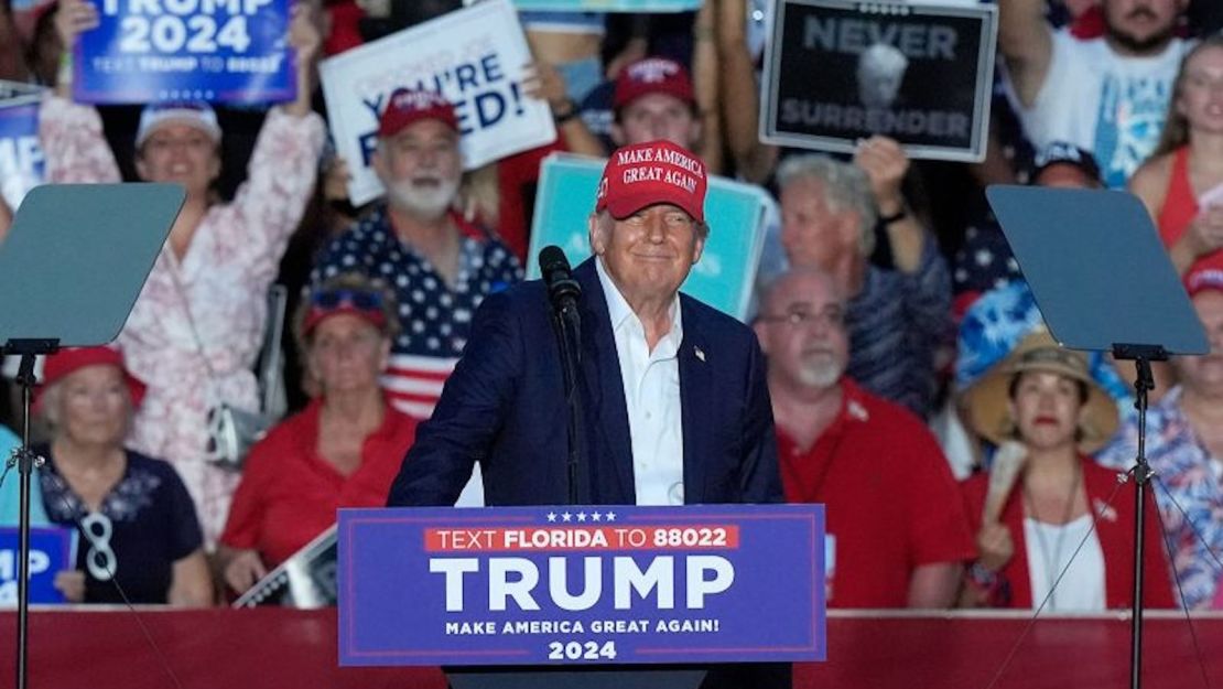 El expresidente Donald Trump sonríe durante un mitin de campaña en el Trump National Doral Miami el 9 de julio de 2024, en Florida.