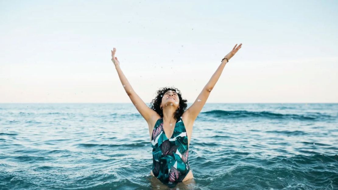 La gente no presta tanta atención a tu cuerpo como podrías pensar, así que no dejes que la autoconciencia arruine tu verano, dicen los expertos.