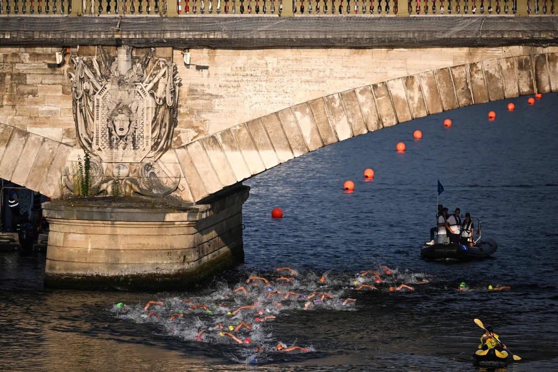 Atletas de triatlón nadan en el río Sena durante la competencia masculina de prueba de los Juegos Olímpicos del Triatlón Mundial de 2023 en París, el 18 de agosto de 2023.