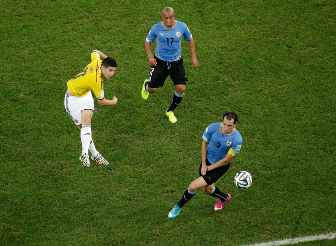 James Rodríguez de Colombia dispara y anota el primer gol de su equipo durante el partido de octavos de final de la Copa Mundial de la FIFA Brasil 2014 entre Colombia y Uruguay en el Maracaná el 28 de junio de 2014 en Río de Janeiro, Brasil. Crédito: Dana - Pool/Getty Images