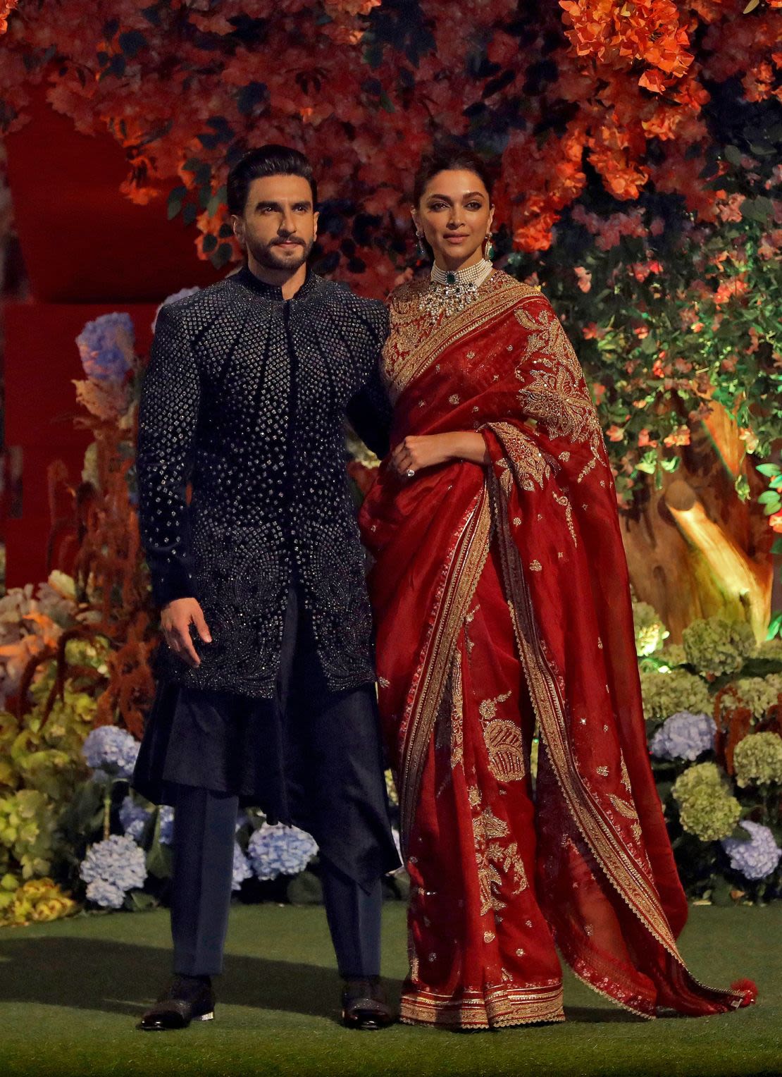 El actor Ranveer Singh y su esposa, la actriz Deepika Padukone, asisten a la ceremonia de compromiso en enero. Crédito: NIHARIKA KULKARNI/X07351/REUTERS