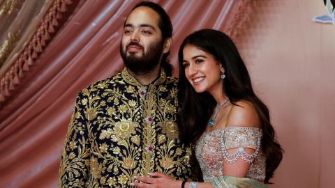 Anant Ambani, hijo del empresario Mukesh Ambani, posa con su prometida Radhika Merchant durante su ceremonia de sangeet en Mumbai, India, el viernes. Crédito: Francis Mascarenhas/Reuters