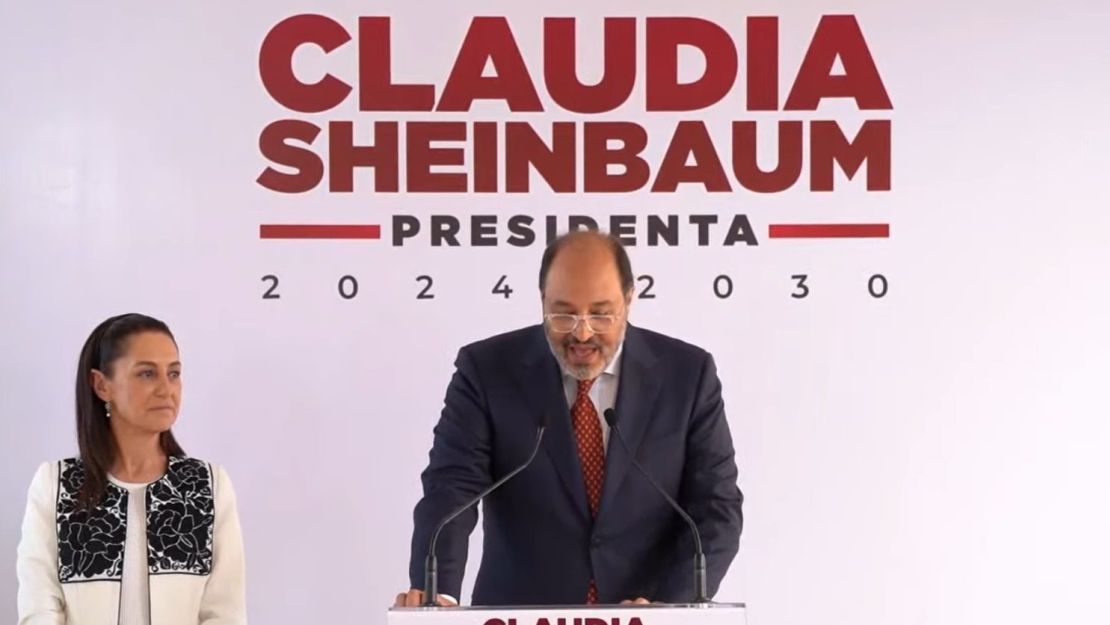 Claudia Sheinbaum presenta a Lázaro Cárdenas como parte de su gabinete.