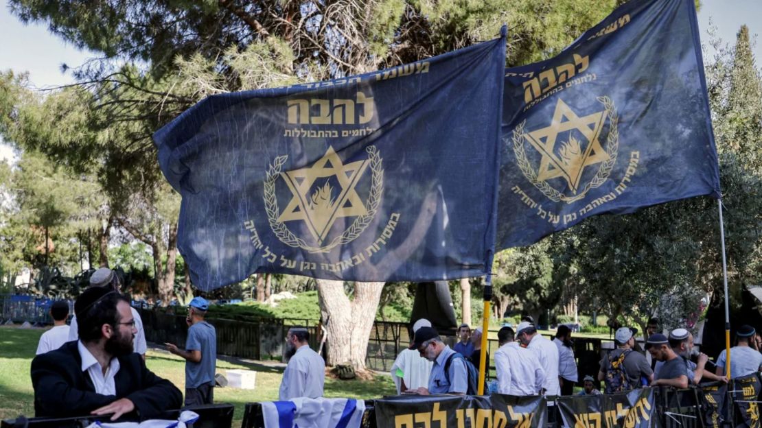 En esta foto de junio de 2022, manifestantes de extrema derecha israelíes se reúnen con la bandera del grupo judío de extrema derecha "Lehava" durante una protesta contra el Desfile del Orgullo de Jerusalén que se realiza anualmente en Jerusalén.