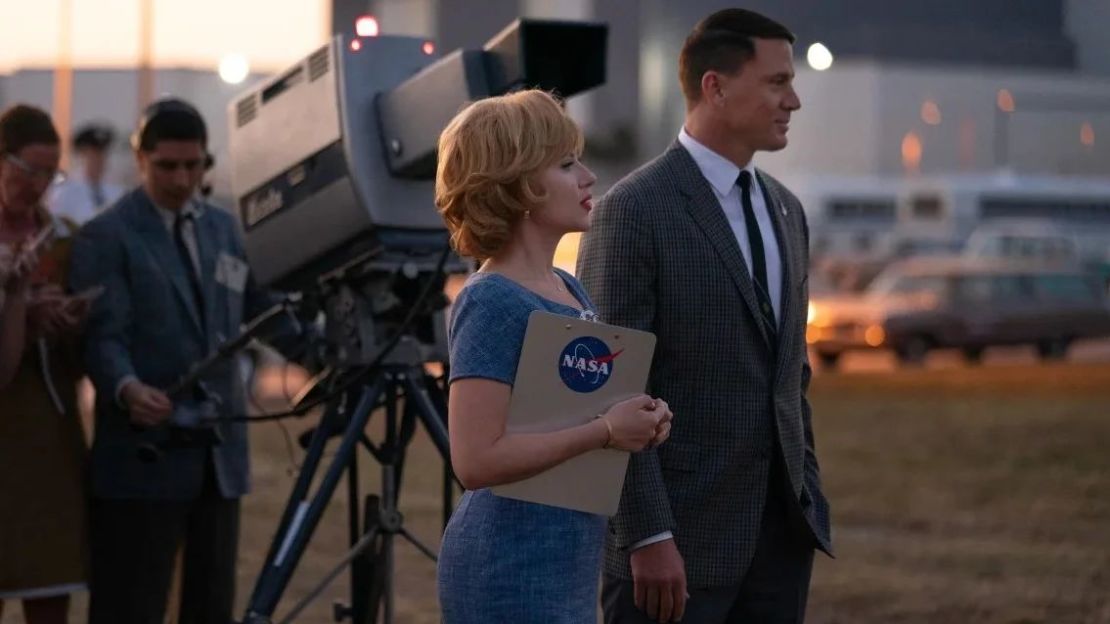 Scarlett Johansson y Channing Tatum en el romance de carrera espacial "Fly Me to the Moon". (Foto: Dan McFadden/Sony Pictures).