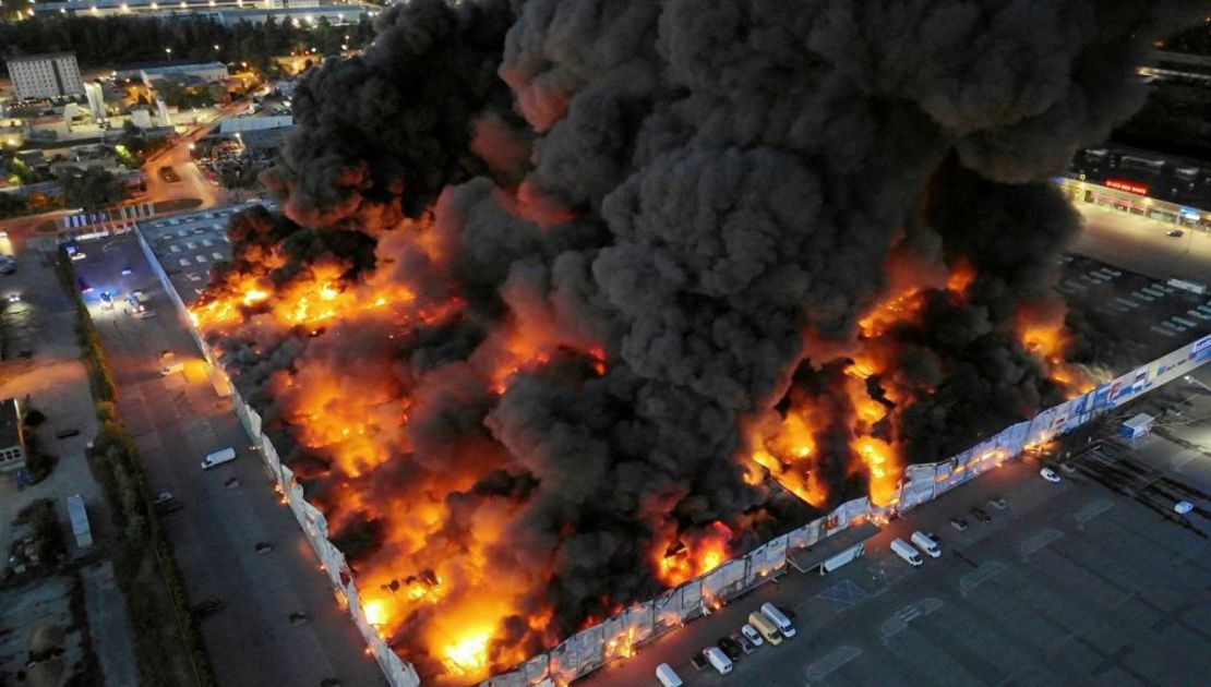 Vista de dron del centro comercial Marywilska 44 ardiendo durante un incendio masivo en Varsovia, Polonia, el 12 de mayo de 2024. Crédito: Dariusz Borowicz/Agencja Wyborcza.pl/Reuters