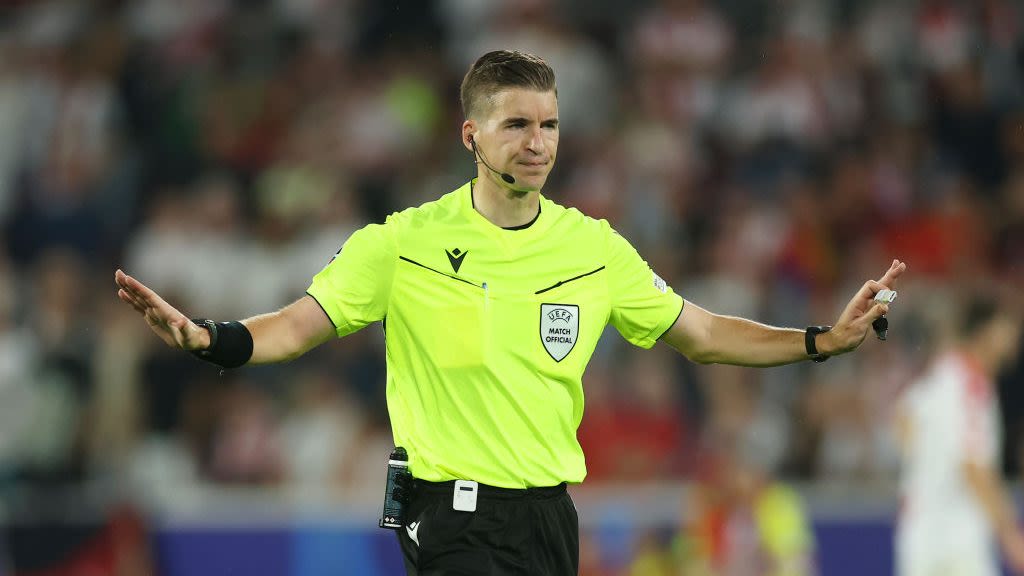 Quién es François Letexier, el árbitro del España - Inglaterra en la final de la Eurocopa 2024 | CNN