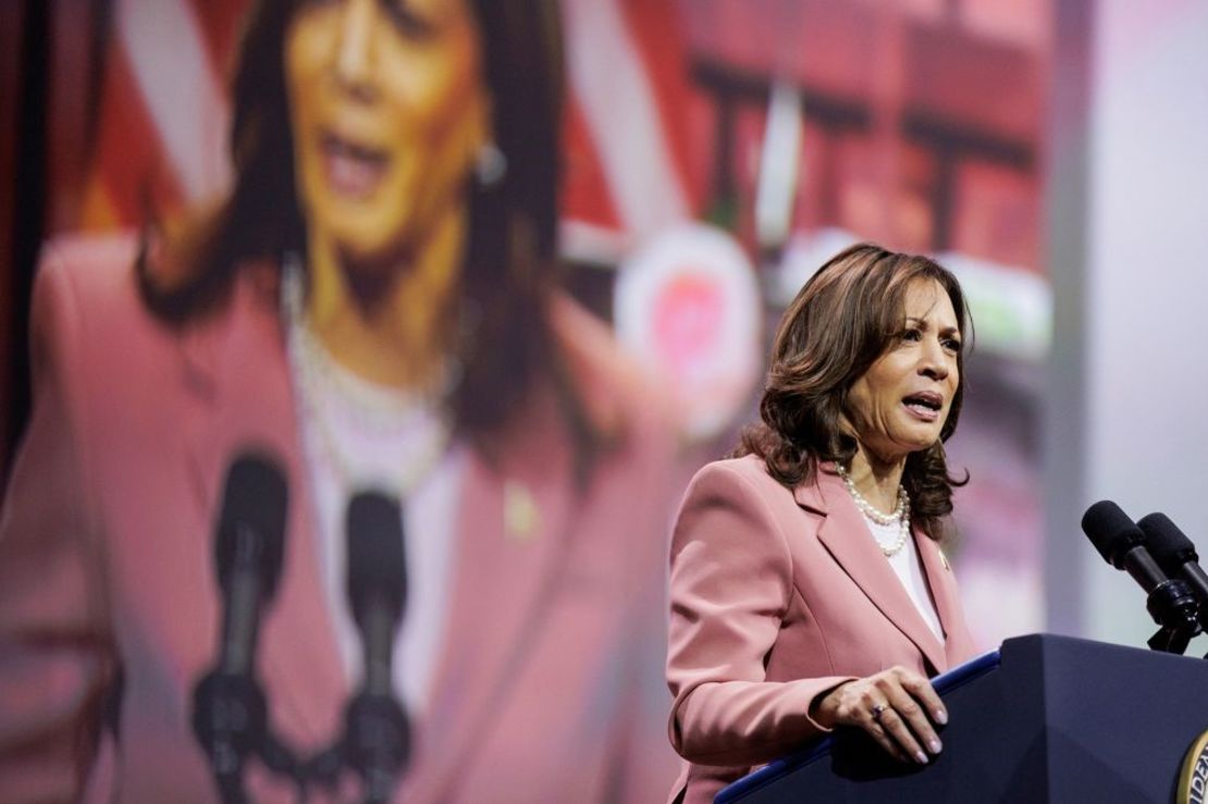 La vicepresidenta Kamala Harris se dirige a la hermandad AKA mientras la campaña busca dinamizar el voto negro en Dallas, Texas, el 10 de julio. Crédito: Shelby Tauber/Reuters