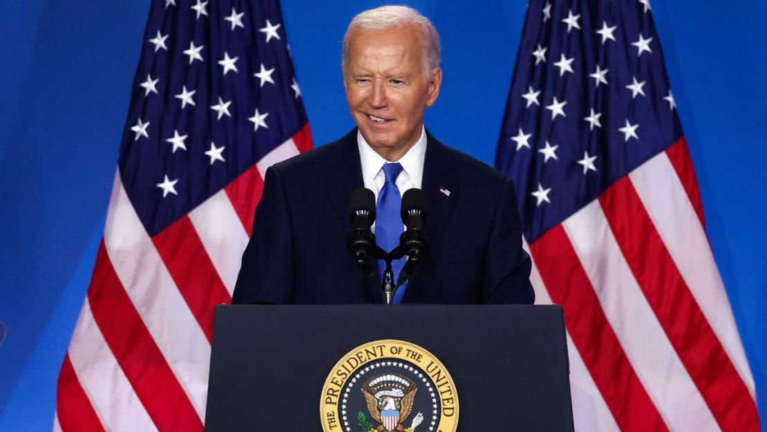 El presidente Biden sonríe durante una conferencia de prensa en Washington el jueves.