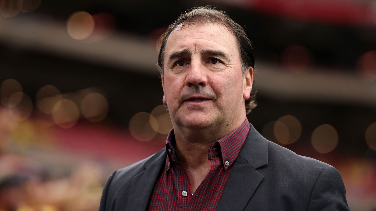 El entrenador argentino de Colombia, Néstor Lorenzo, observa el partido de fútbol de cuartos de final del torneo Copa América Conmebol 2024 entre Colombia y Panamá en el State Farm Stadium en Glendale, Arizona, el 6 de julio de 2024. Crédito: CHRIS CODUTO/AFP vía Getty Images