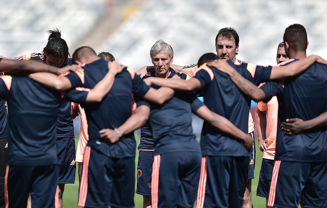 En entrenador José Pékerman (centro) y el asistente Néstor Lorenzo, durante una sesión de entrenamiento en el estadio Mineirao de Belo Horizonte el 13 de junio de 2014, en vísperas del partido de fútbol del Grupo C de la Copa Mundial de la FIFA 2014 entre Colombia y Grecia. Crédito: ARIS MESSINIS/AFP vía Getty Images