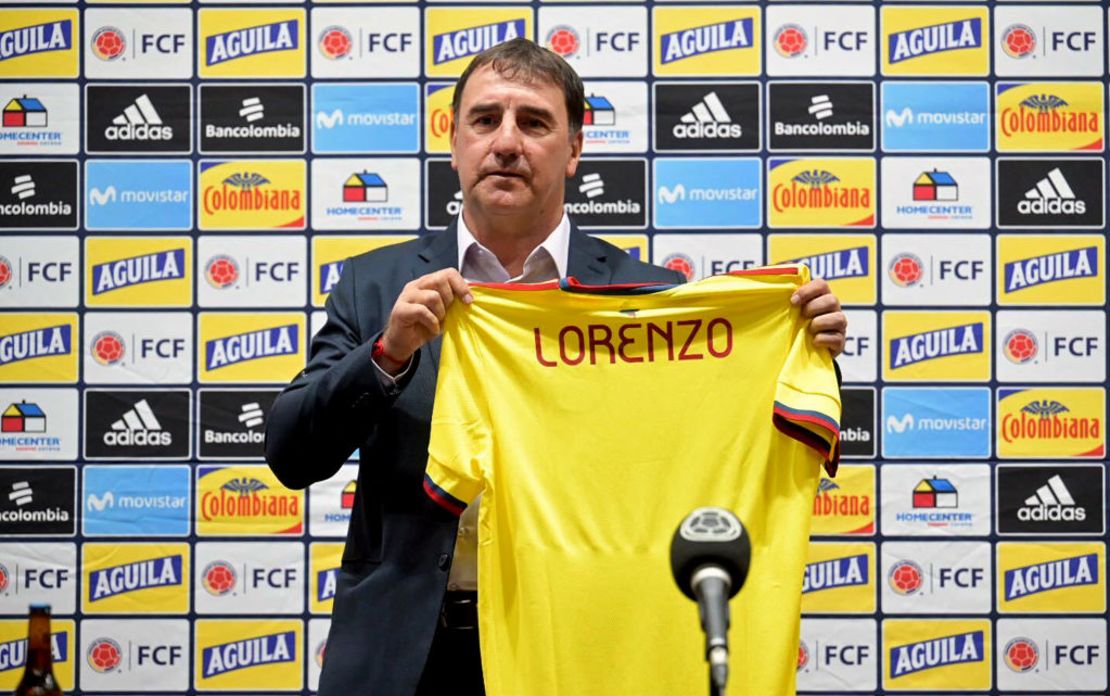 Néstor Lorenzo sostiene una camiseta con su nombre durante su presentación en Bogotá, el 14 de junio de 2022. Crédito: JUAN BARRETO/AFP vía Getty Images