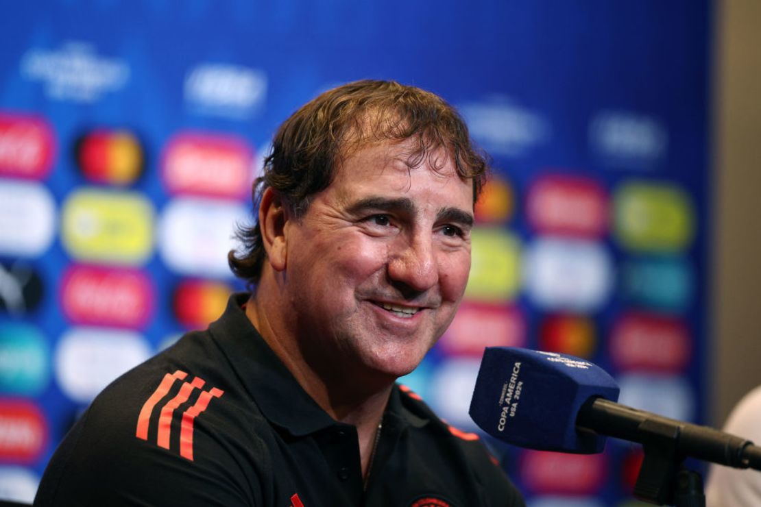 Néstor Lorenzo habla con los medios durante una conferencia de prensa antes del partido de semifinal contra Uruguay en el estadio Bank of America el 9 de julio de 2024 en Charlotte, Carolina del Norte. Crédito: Jared C. Tilton/Getty Images