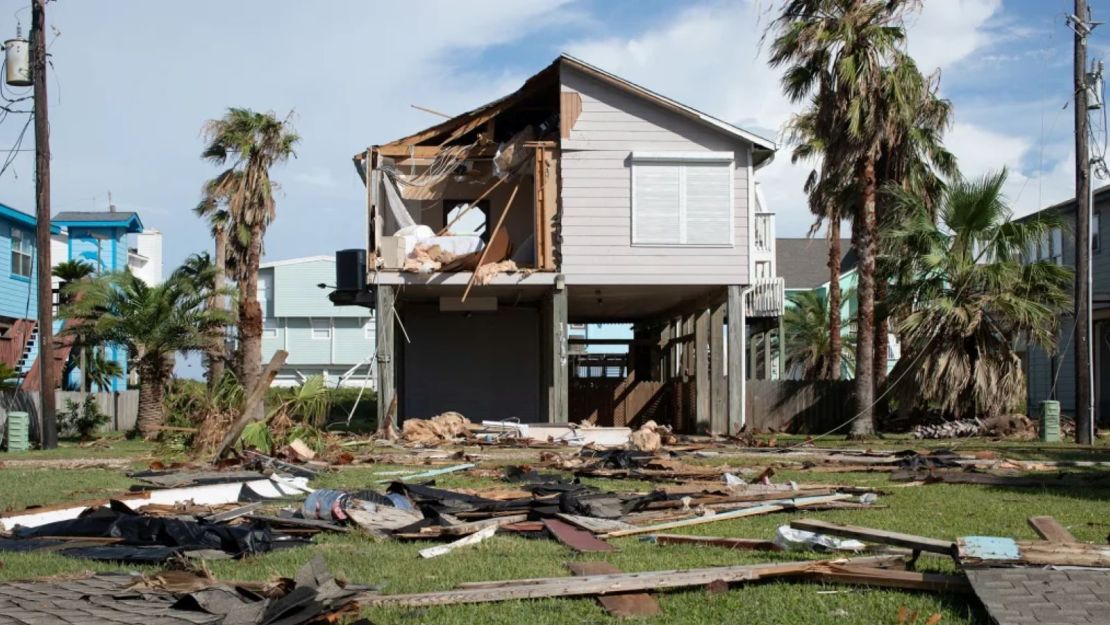 Una casa queda destrozada después de que el huracán Beryl pasara por el área de Surfside Beach, Texas, el 8 de julio de 2024.