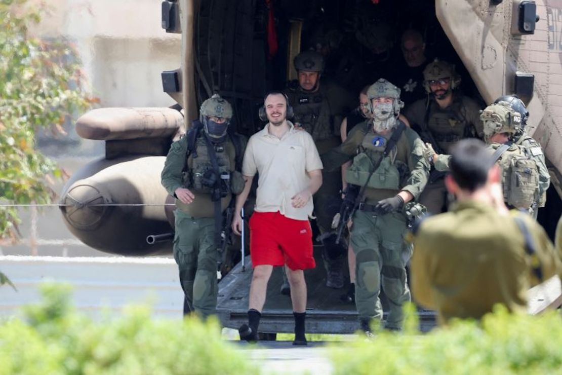 Andrey Kozlov llega de vuelta a Israel tras la operación de rescate, 8 de junio de 2024.