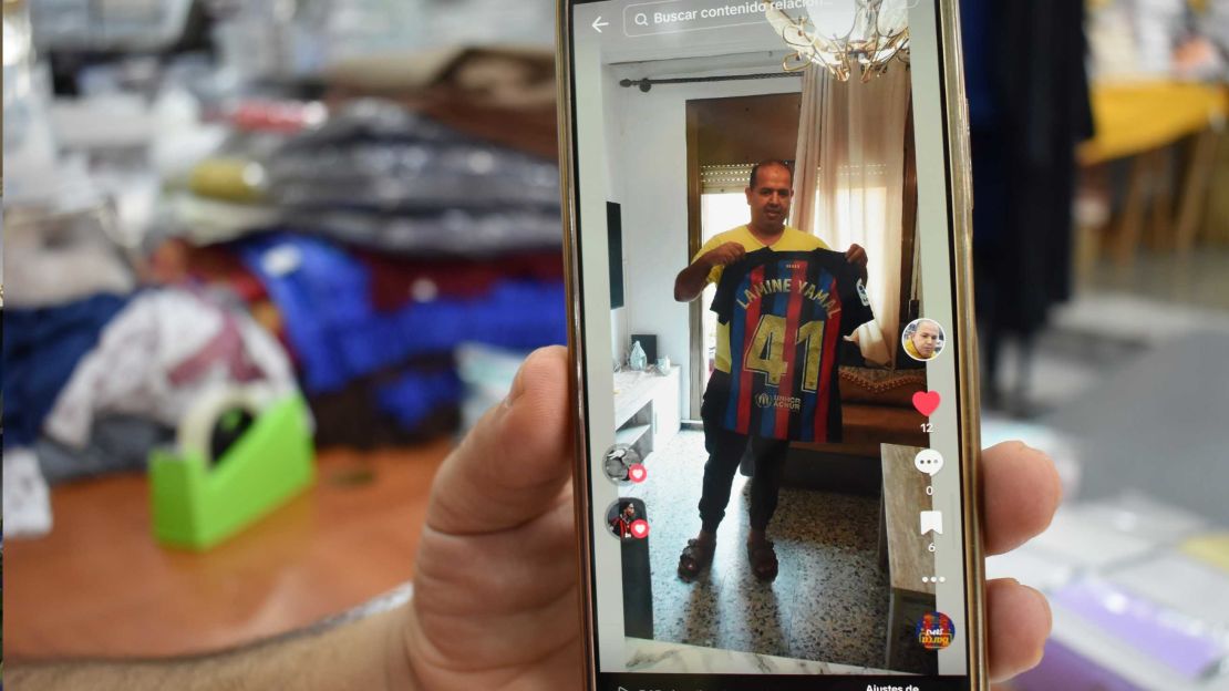 Abdul , radicado hace 16 años en el barrio, es el orgulloso dueño de la camiseta con la que Lamine Yamal jugó su primer partido en el Barcelona, según dice, un regalo de la abuela del adolescente,