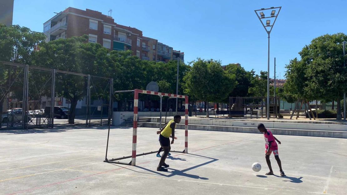 En este espacio polideportivo de Rocafonda, semidesierto en las peores horas de calor de un día de julio, no hay niño que no sepa quién es Lamine Yamal.