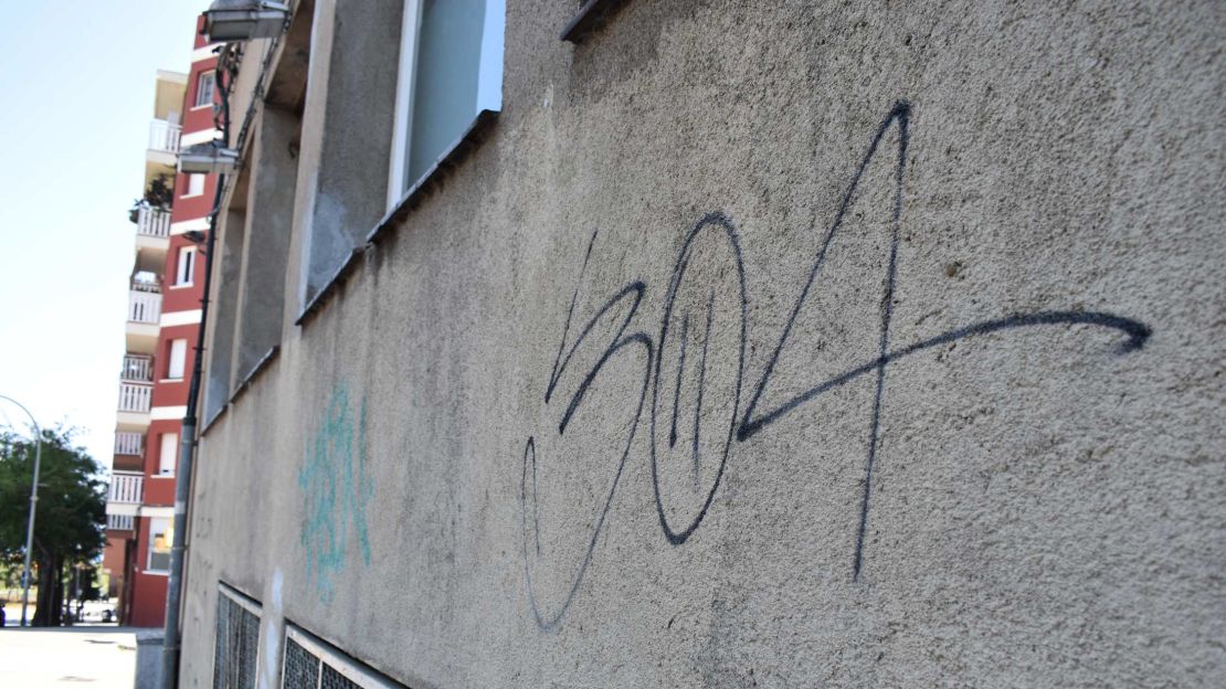 En el barrio hay alguna que otra pared grafiteada con el "304", que popularizó Lamine Yamal.