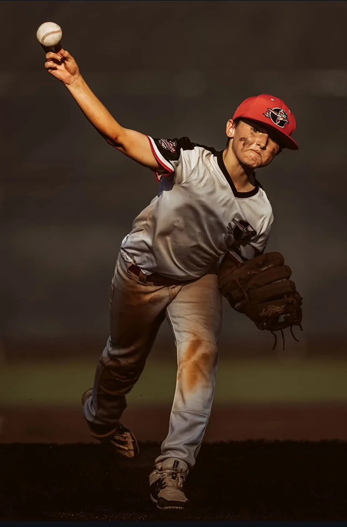 James Ryan Van Epps lanzando durante un torneo de béisbol la mañana del accidente aéreo.