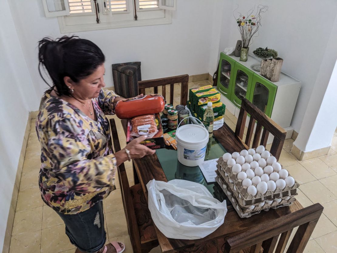 María Páez, de 59 años, organiza la comida que sus hijos le enviaron desde Miami a través de un distribuidor de remesas de alimentos en La Habana el 16 de mayo de 2024. Debido a la crisis, los emigrantes cubanos optan por enviar alimentos, sacrificando las vitales remesas de efectivo que requiere la isla. Actualmente es posible enviar alimentos y otros productos de primera necesidad a Cuba desde varias decenas de plataformas online, radicadas principalmente en Estados Unidos, donde viven más de dos millones de cubanos, pero también en México, Canadá y España.