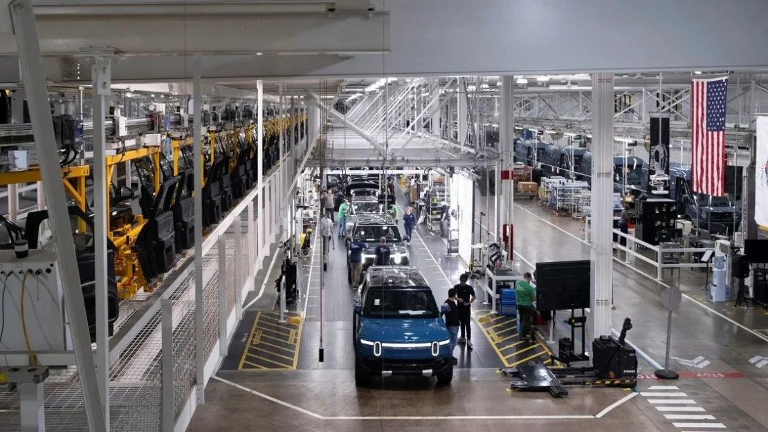 Los trabajadores ensamblan vehículos R1 de segunda generación en las instalaciones de fabricación del fabricante de automóviles eléctricos Rivian en Normal, Illinois, el 21 de junio de 2024. (Foto: Joel Angel Juarez/Reuters).