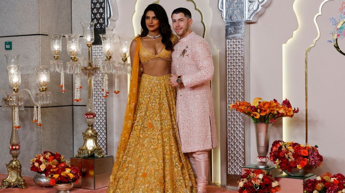 Nick Jonas y Priyanka Chopra posan en la alfombra roja de la boda de Anant Ambani y Radhika Merchant en Mumbai, India. Crédito: Francis Mascarenhas/Reuters