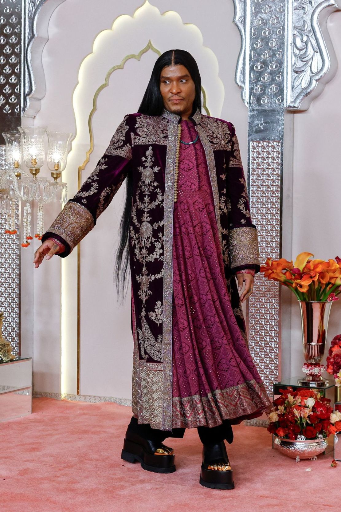 John Cena llegó con un sherwani azul bordado. Crédito: Francis Mascarenhas/Reuters El estilista Law Roach combinó su conjunto tradicional indio con un par de zapatos de Schiaparelli. Crédito: Francis Mascarenhas/Reuters