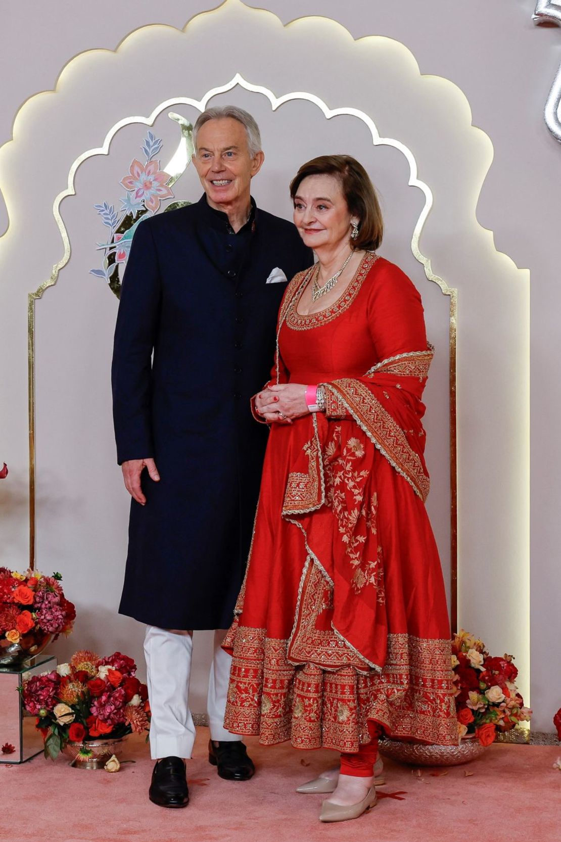 El ex primer ministro británico Tony Blair y su esposa Cherie Blair llegaron a la alfombra roja con un atuendo clásico indio. Crédito: Francis Mascarenhas/Reuters