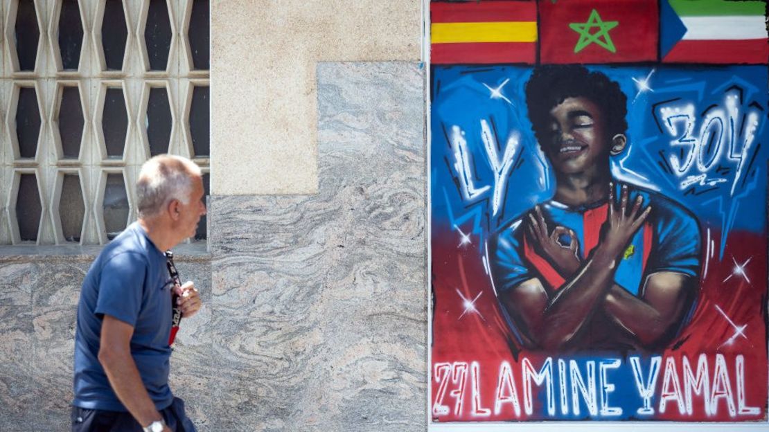 En este local, ubicado cerca del polideportivo del barrio y de la cancha de FC Rocafonda, el tío de Lamine Yamal solía tener una panadería. Su negocio ya no está allí, pero sí esta ilustración en homenaje al jugador con las tres banderas de sus orígenes: la española, la marroquí y la de Guinea Ecuatorial.