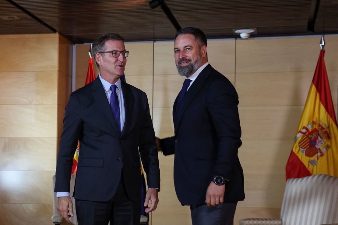 El presidente del Partido Popular (PP), Alberto Núñez Feijoo (izquierda), junto al líder del partido de extrema derecha VOX, Santiago Abascal, el 5 de septiembre de 2023.