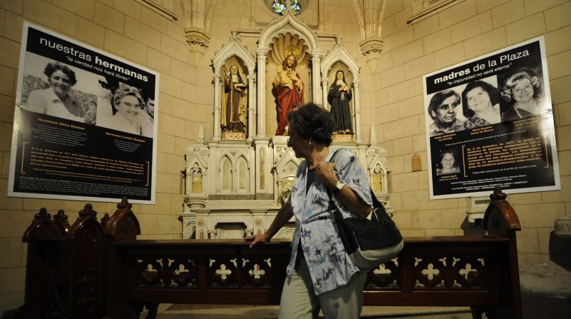 Maria del Rosario de Cerruti observa en la iglesia Santa cruz en 2009 las imágenes de sus amigas desaparecidas y asesinadas durante la dictadura militar argentina.