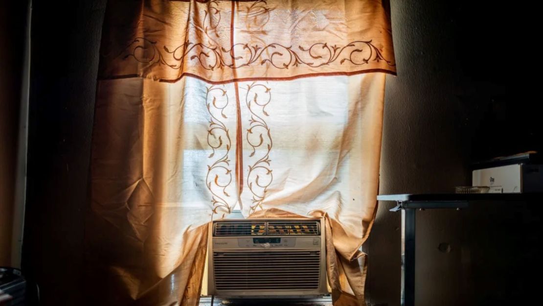 La unidad de aire acondicionado sin energía de Larry Nelson se encuentra en el alféizar de la ventana de su casa en el vecindario Third Ward este viernes en Houston, Texas.