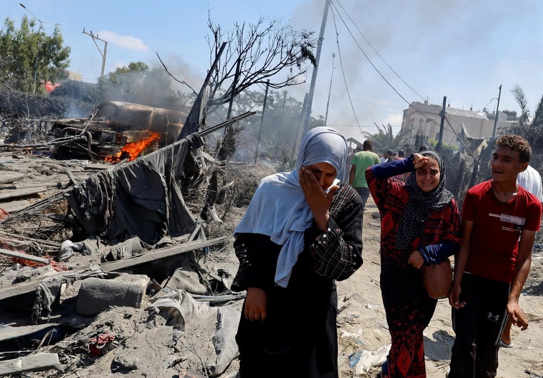 Palestinos fotografiados tras el ataque en Khan Younis, sur de Gaza.