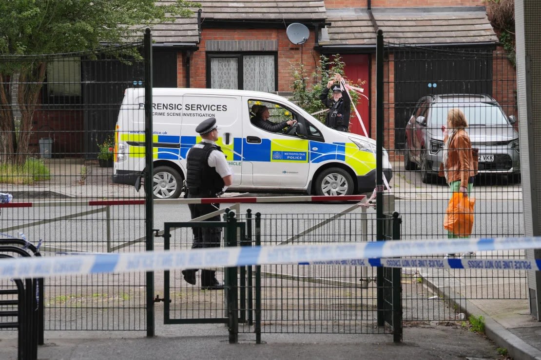 La policía cree que los restos humanos hallados en el apartamento de Londres están relacionados con los encontrados en Bristol.