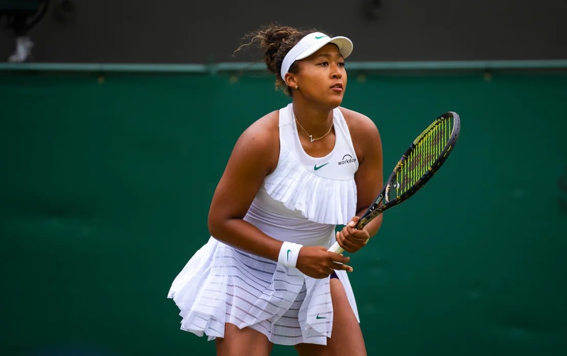 Naomi Osaka lució un vestido de tenis con vuelo en Wimbledon 2024, respetando la regla de los torneos de vestir todo de blanco y con un logotipo mínimo, con una excepción para los pantalones cortos de color oscuro, que es un nuevo permiso para las mujeres.